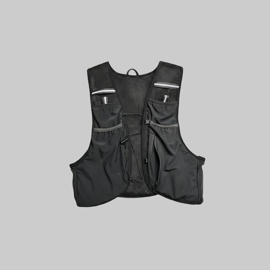 Sort løbevest lagt fladt på lys baggrund, vist forfra med flere lommer og elastiske snørre.