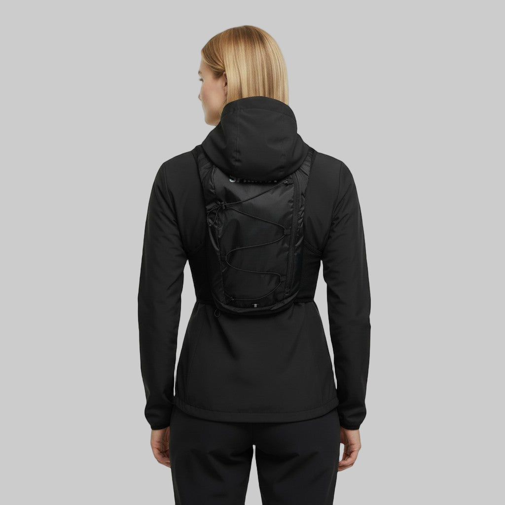 Kvinde iført sort løbevest, set bagfra med synlige elastikker og kompakt opbevaringsrum