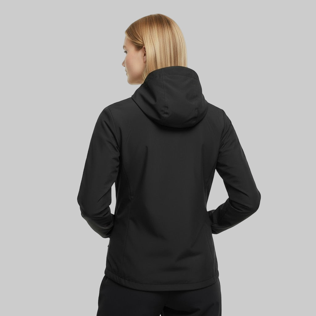 Kvinde set bagfra iført sort Sprinta letvægts løbejakke med hætte i et lyst studiemiljø.