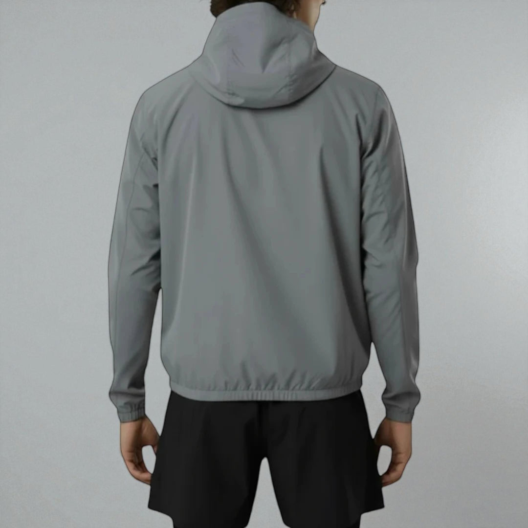 Sprinta Letvægtsjakke i grå set bagfra – minimalistisk og vindtæt design med hætte og elastisk kant, ideel til løb og cykling med let komfort og fuld bevægelsesfrihed