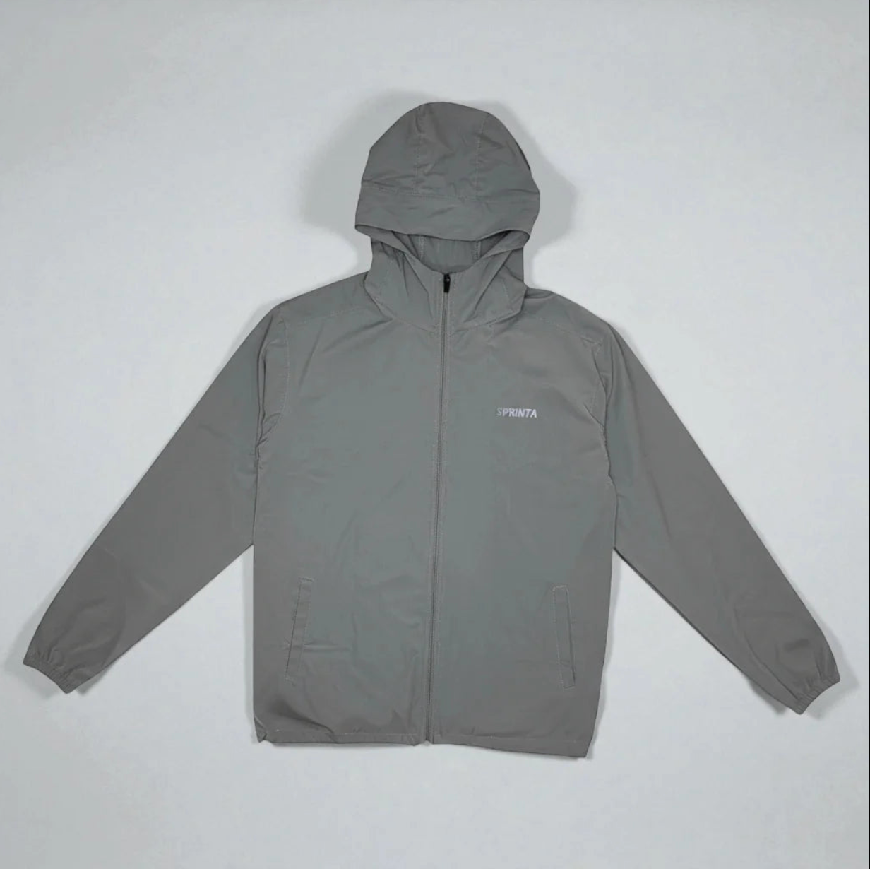 Sprinta Letvægtsjakke i grå – vindtæt og vandafvisende sportsjakke til løb og cykling, lavet i åndbart materiale med justerbar pasform og lav vægt under 250 gram