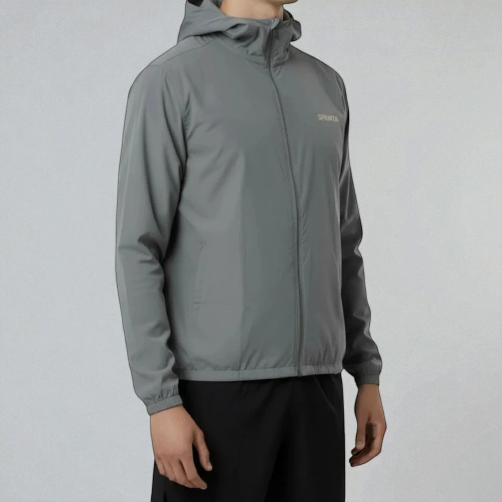 Sprinta Letvægtsjakke i grå set fra siden – ultralet og vindtæt jakke med justerbar pasform og hætte, ideel til løb og cykling med åndbart, vandafvisende materiale