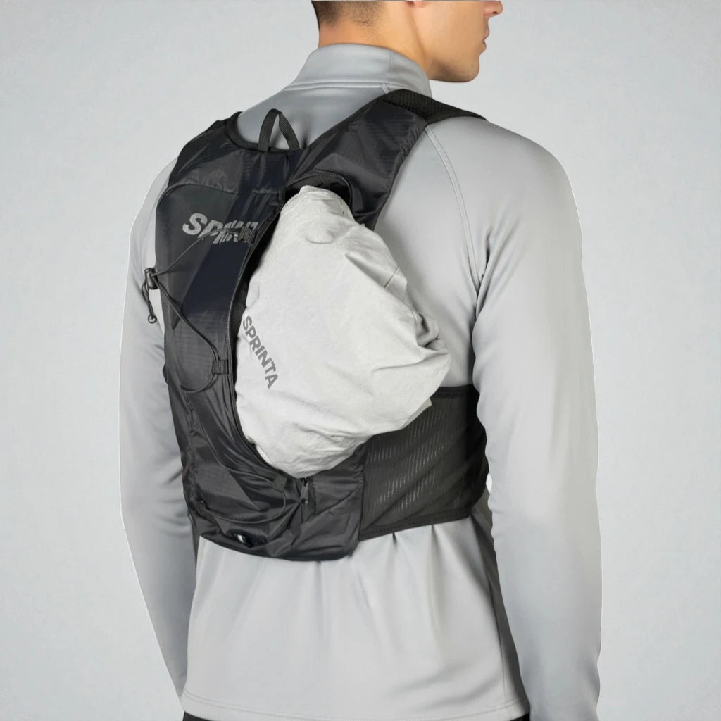 Sprinta Løbevest Air vist bagfra – viser rummelig baglomme med plads til jakke eller ekstra udstyr. Unisex løbevest til løb i byen og længere distancer.