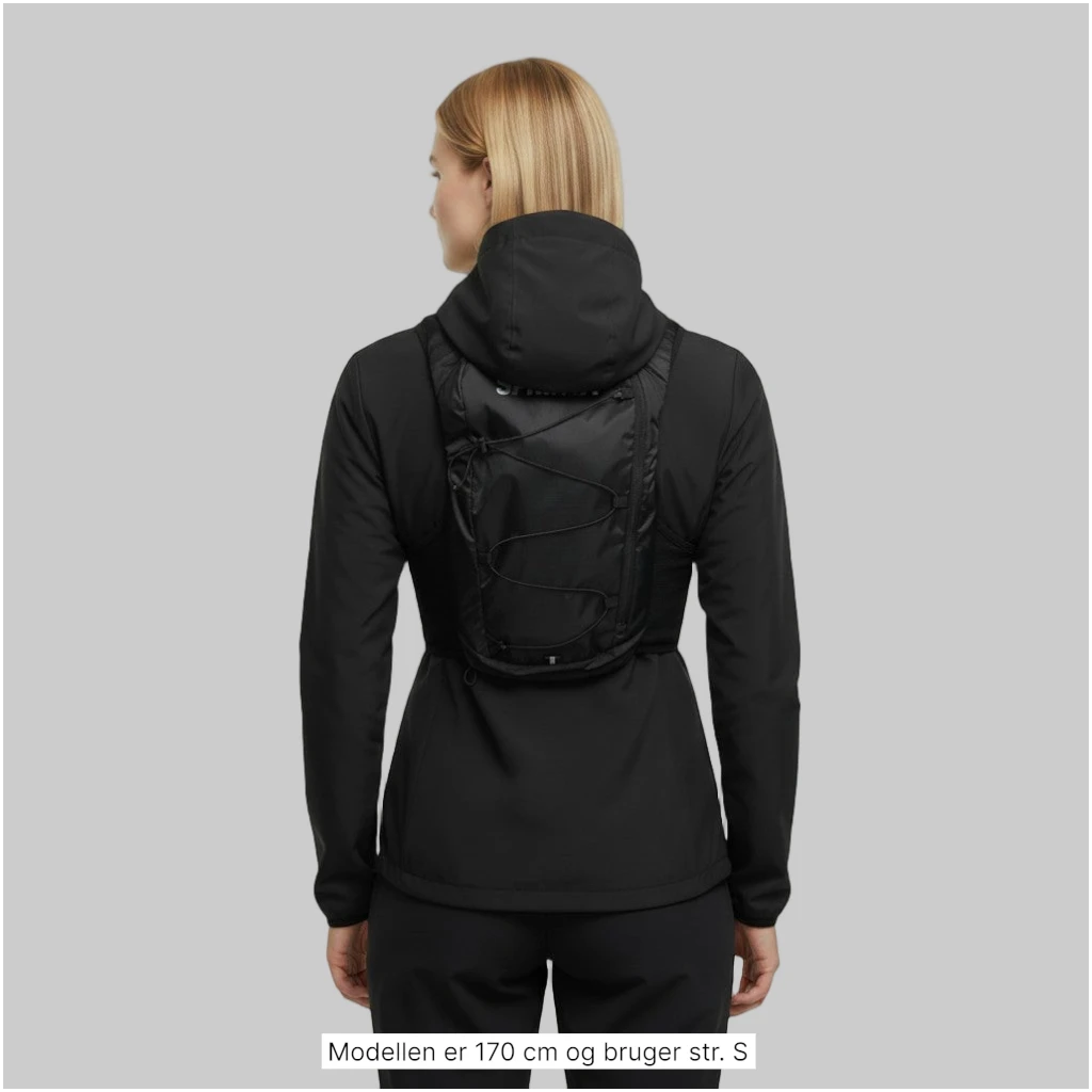 Kvinde med Sprinta Løbevest Air set bagfra – hætte dækker logoet på ryggen.