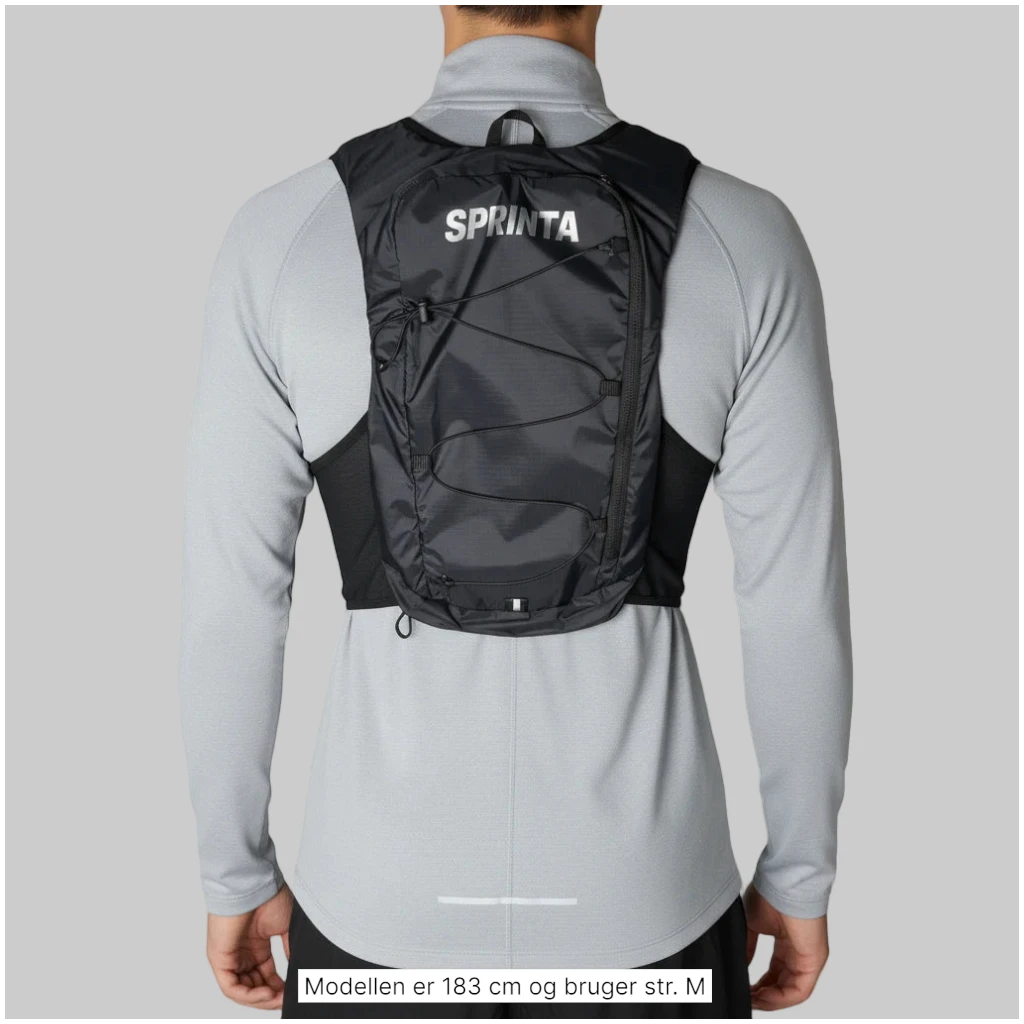 Mand iført Sprinta Løbevest Air set bagfra – rygpanel og pasform.