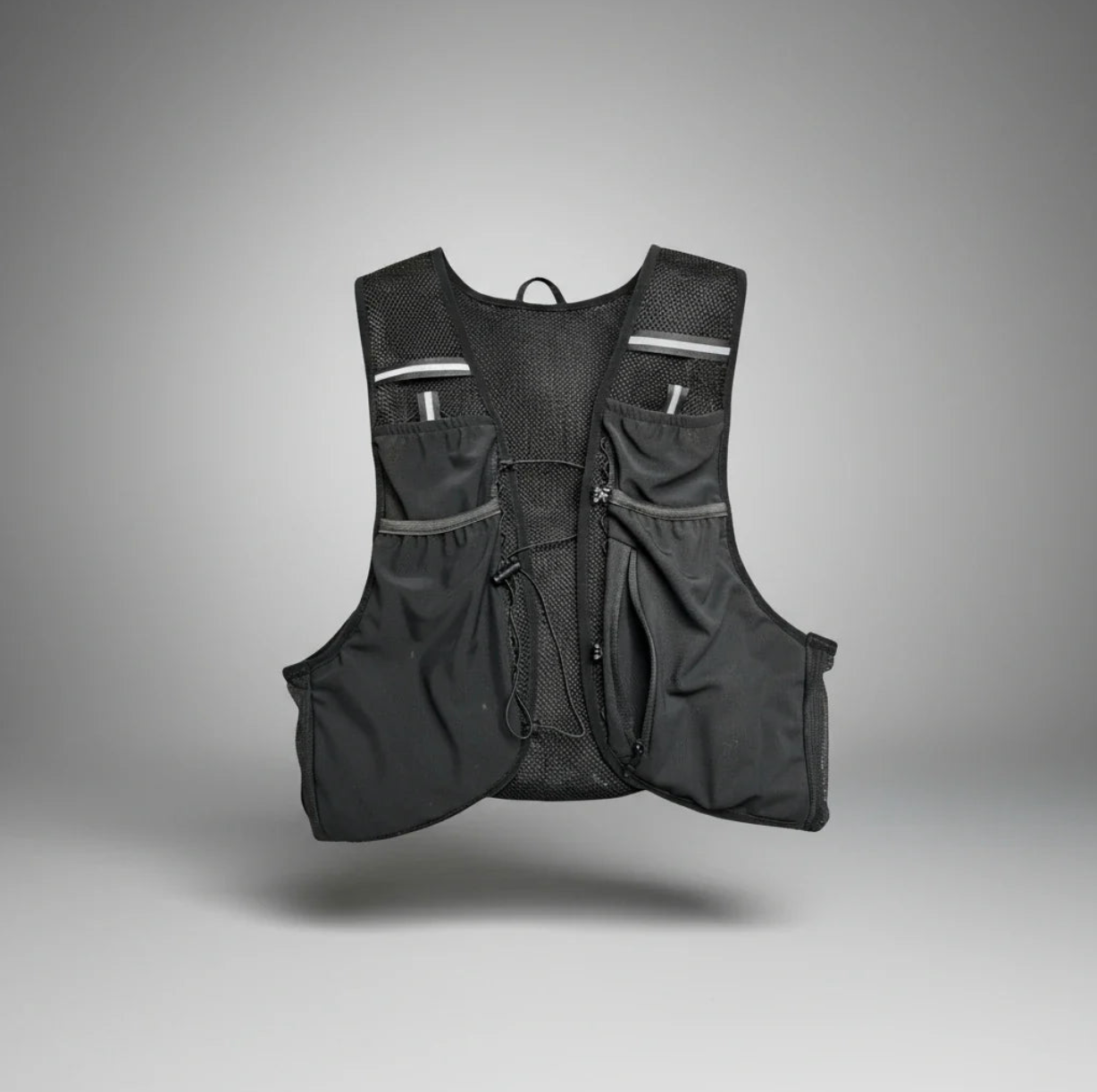 Sprinta Løbevest Air i sort – ultralet og åndbar løbevest med justerbare stropper og 7 lommer til opbevaring af væske, energi og udstyr under træning og konkurrence