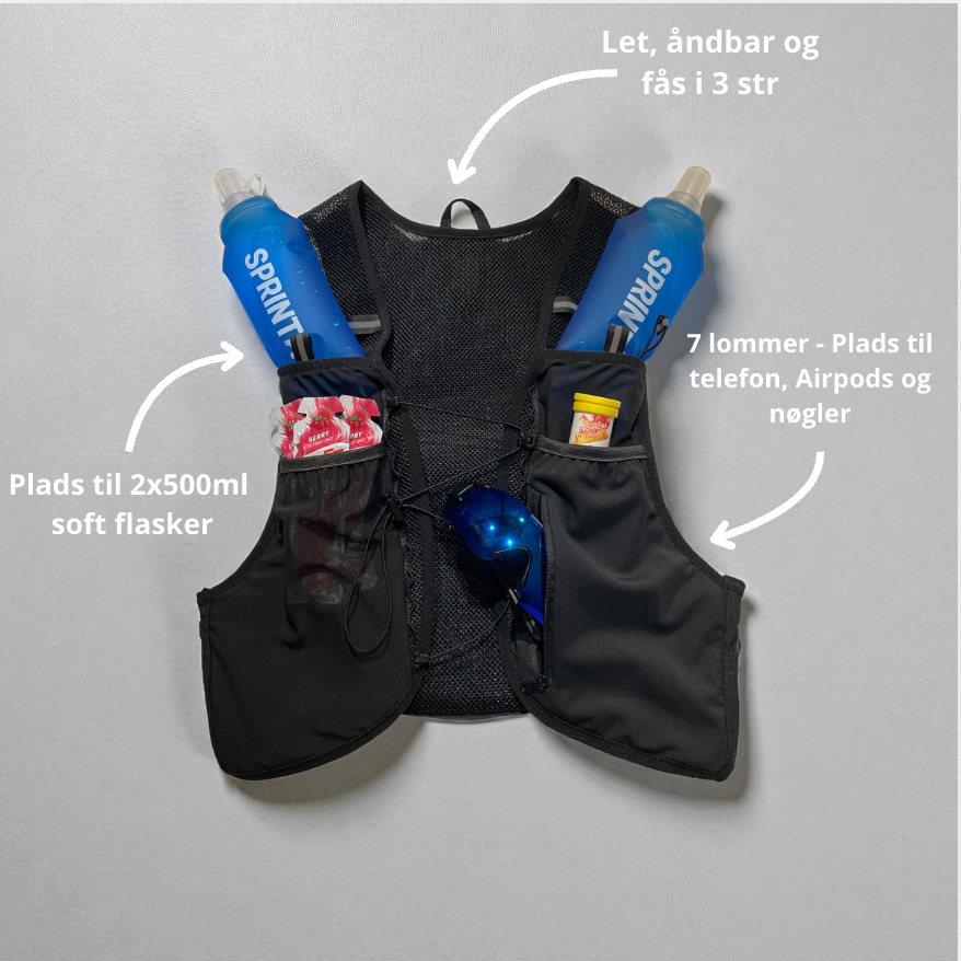 Sort løbevest fyldt med to softflasker, snacks, solbriller og småting, vist forfra med pile og tekst