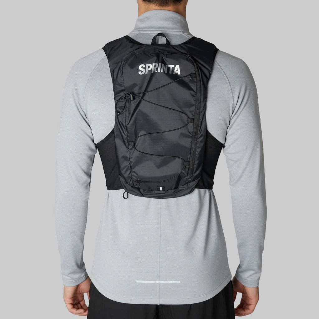 Løbevest set bagfra på mand, med SPRINTA-logo og kompakt opbevaringsrum