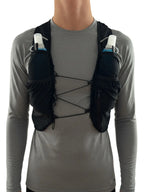 Sprinta løbevest på model set forfra med soft flasks i lommerne