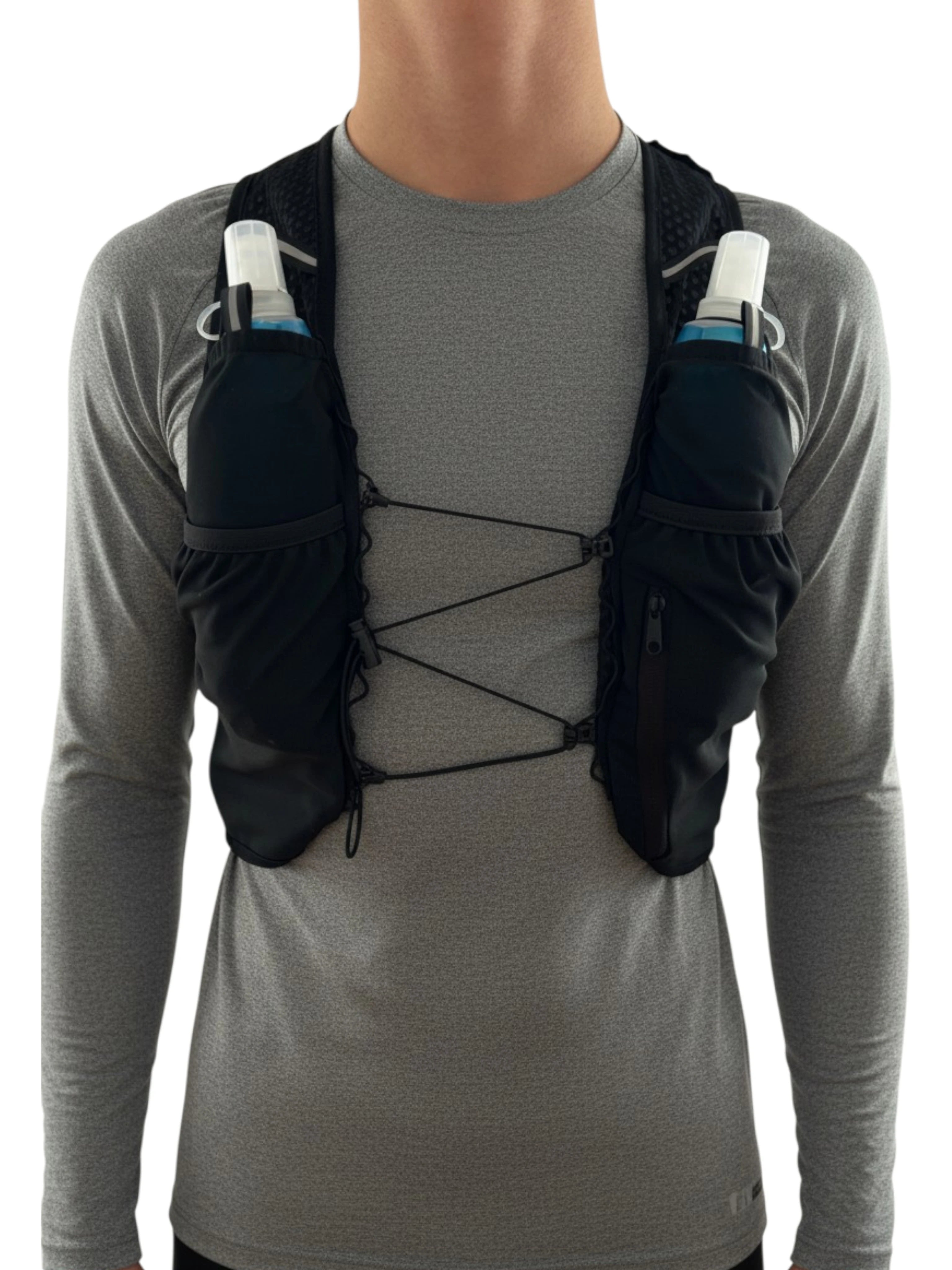 Sprinta løbevest på model set forfra med soft flasks i lommerne