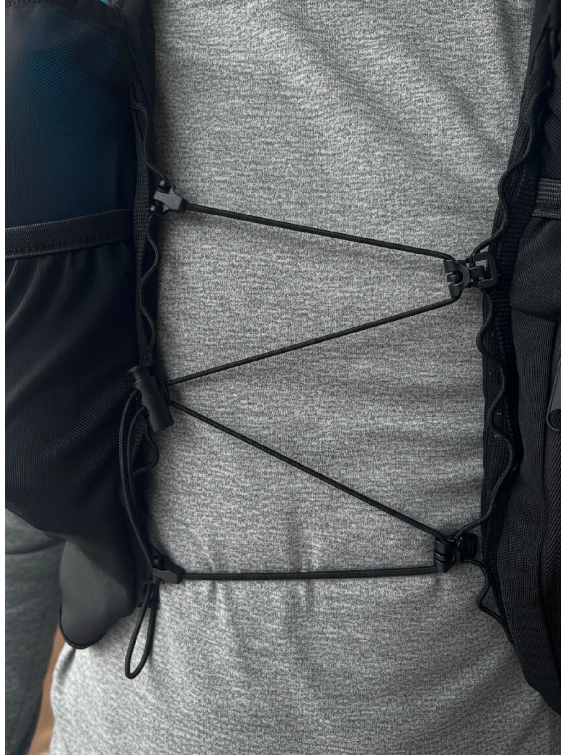 Detalje af justerbart snøresystem på Sprinta løbevest