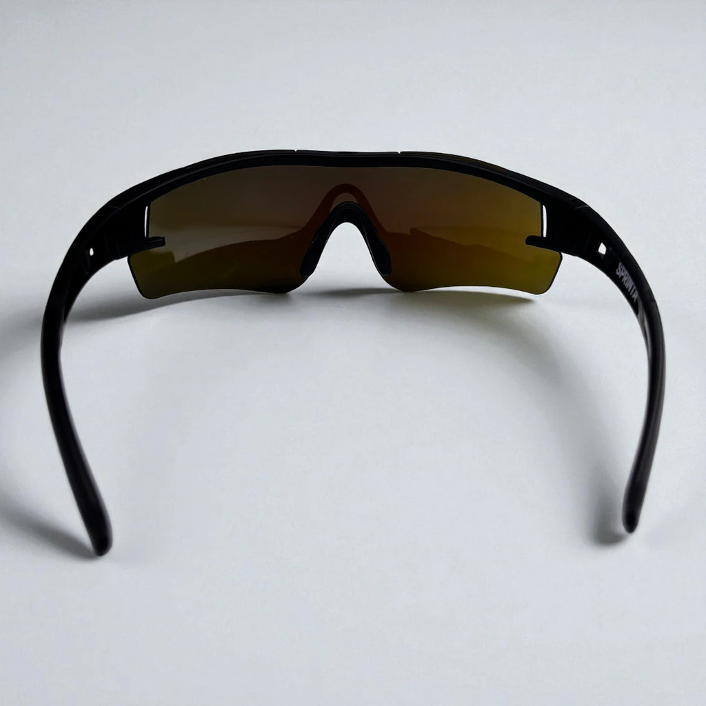 Sprinta Performance løbebriller set bagfra – let sort stel med blå spejllinse, designet til løb og træning med aerodynamisk form, høj komfort og moderne udtryk