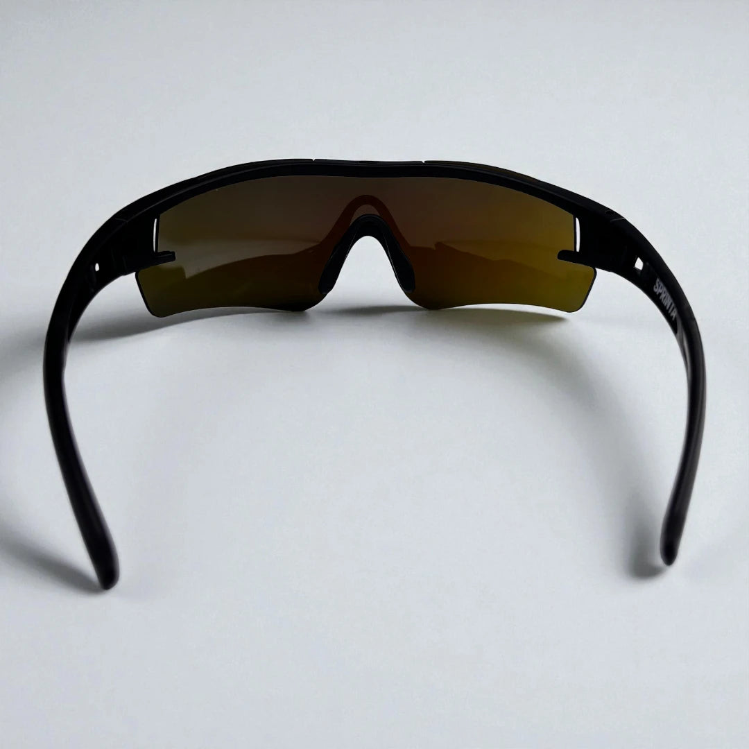 Sprinta Performance løbebriller set bagfra – let sort stel med blå spejllinse, designet til løb og træning med aerodynamisk form, høj komfort og moderne udtryk