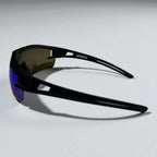 Sprinta Performance løbebriller set bagfra – sort stel med blå spejllinse og aerodynamisk form, der kombinerer let komfort og moderne stil til løb og træning