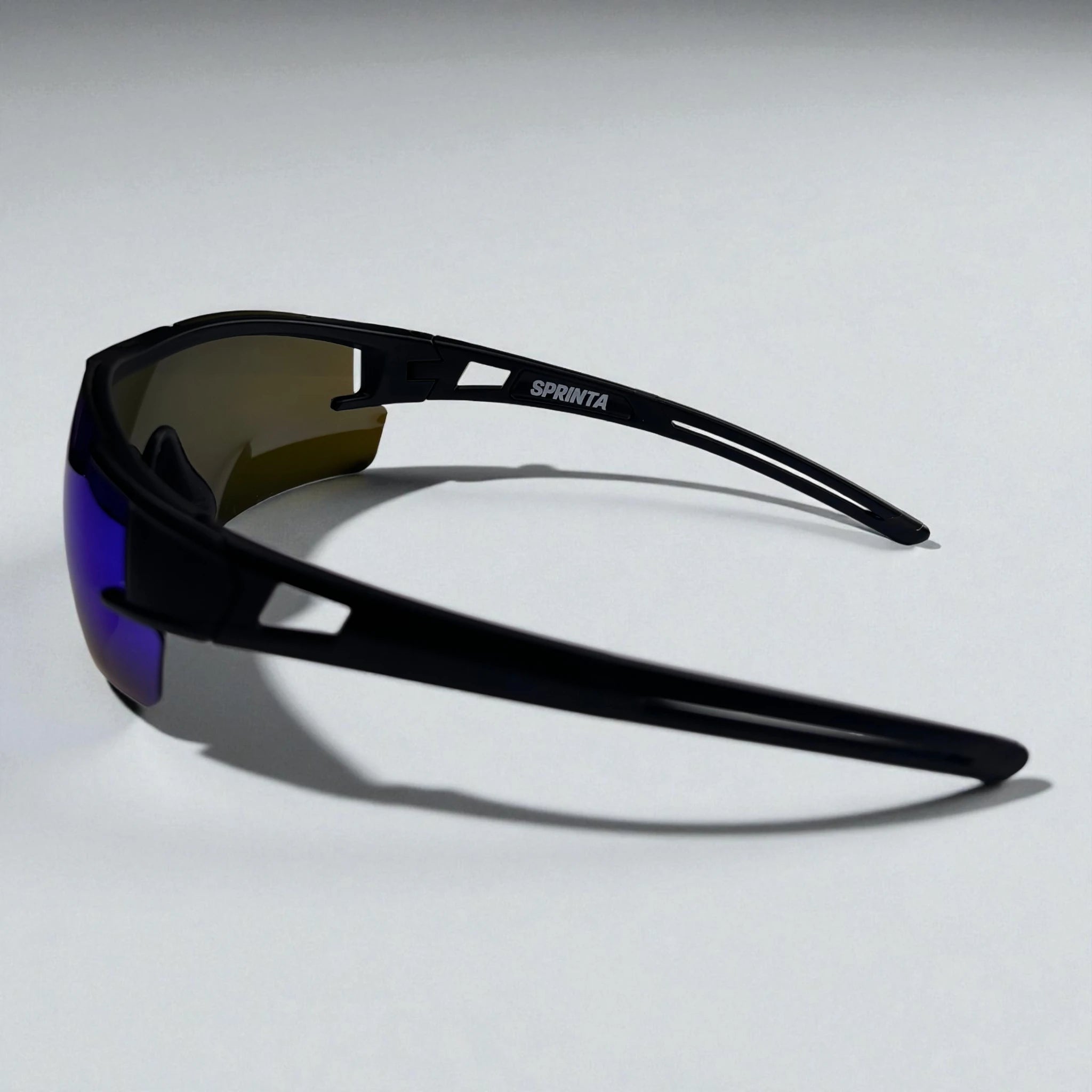 Sprinta Performance løbebriller set bagfra – sort stel med blå spejllinse og aerodynamisk form, der kombinerer let komfort og moderne stil til løb og træning