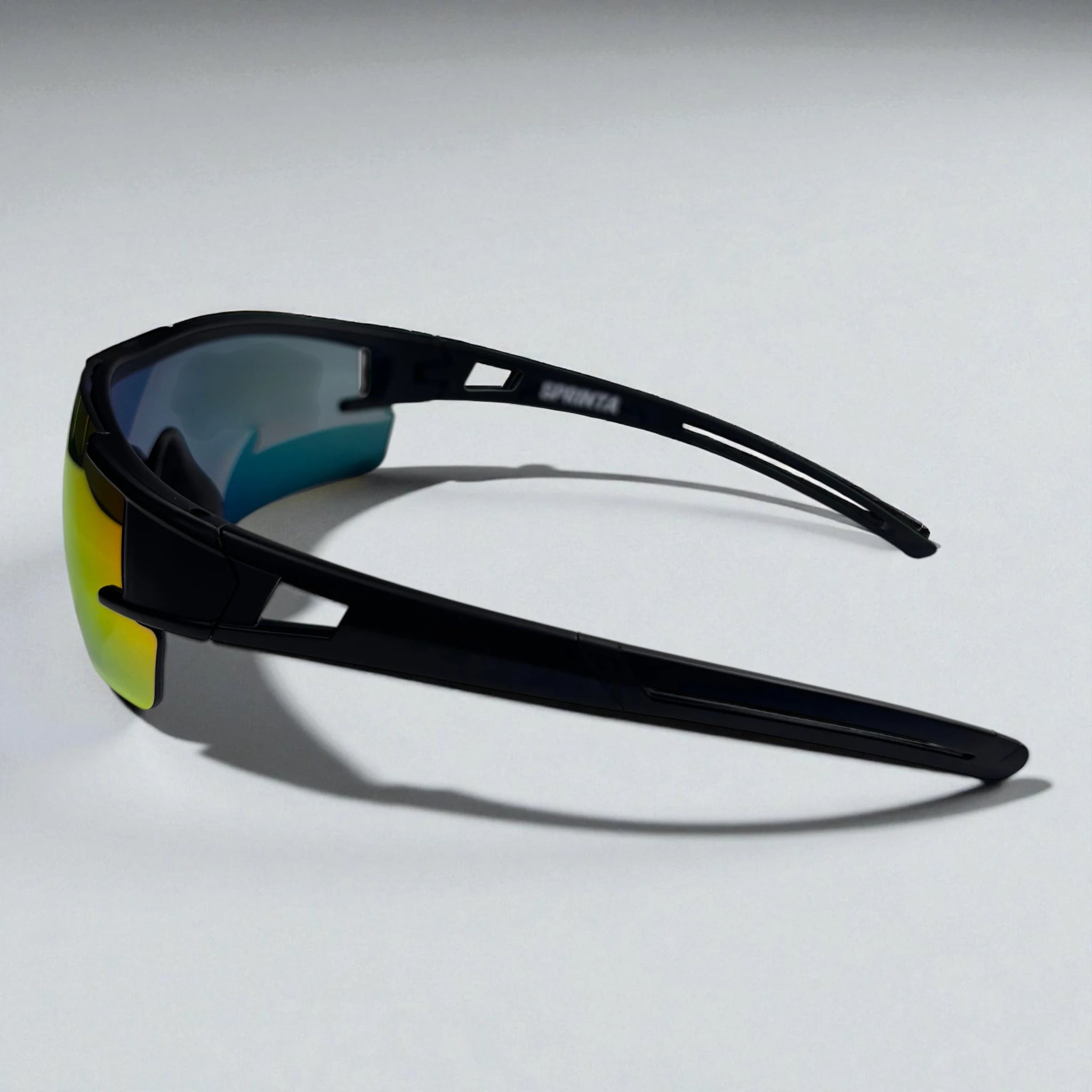 Sprinta Performance løbebriller set bagfra – sort stel og orange spejllinse med aerodynamisk design, ideel til løb og træning med stabil pasform og høj komfort.