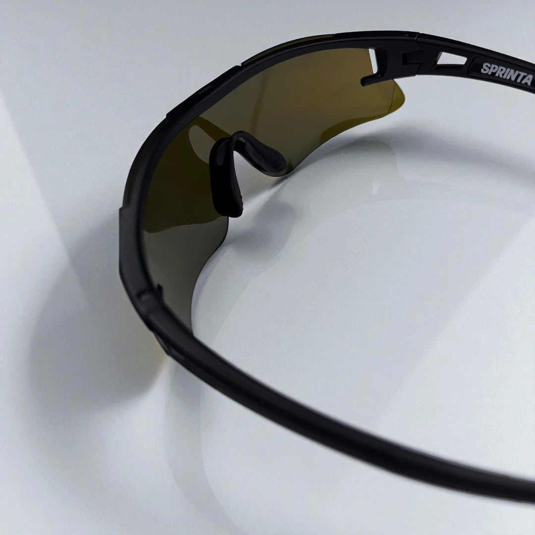Detaljebillede af Sprinta Performance løbebriller – sort stel med fleksibelt næsestykke og blå spejllinse, der giver perfekt pasform, ventilation og stabilitet under løb