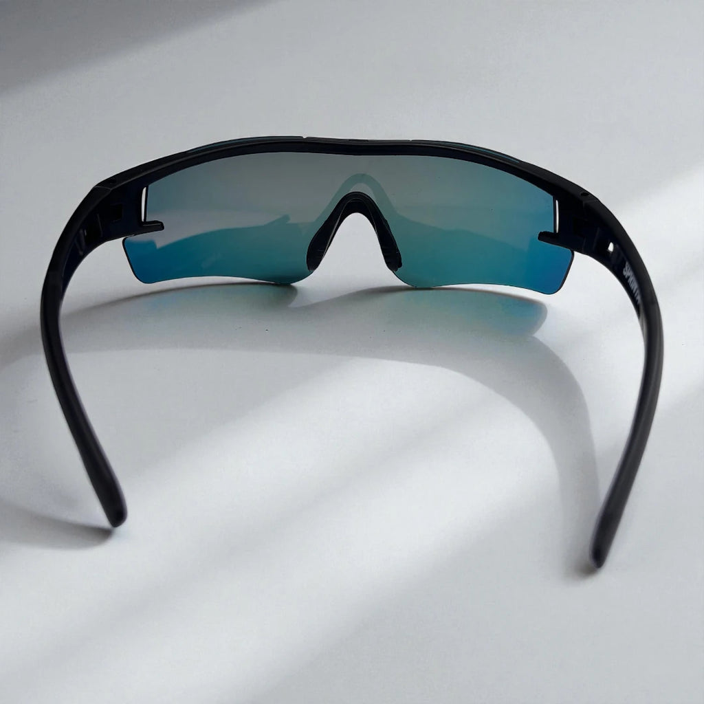 Detaljebillede af Sprinta Performance løbebriller – sort stel med fleksibelt næsestykke og orange spejllinse, der giver maksimal komfort og ventilation under løb og træning.