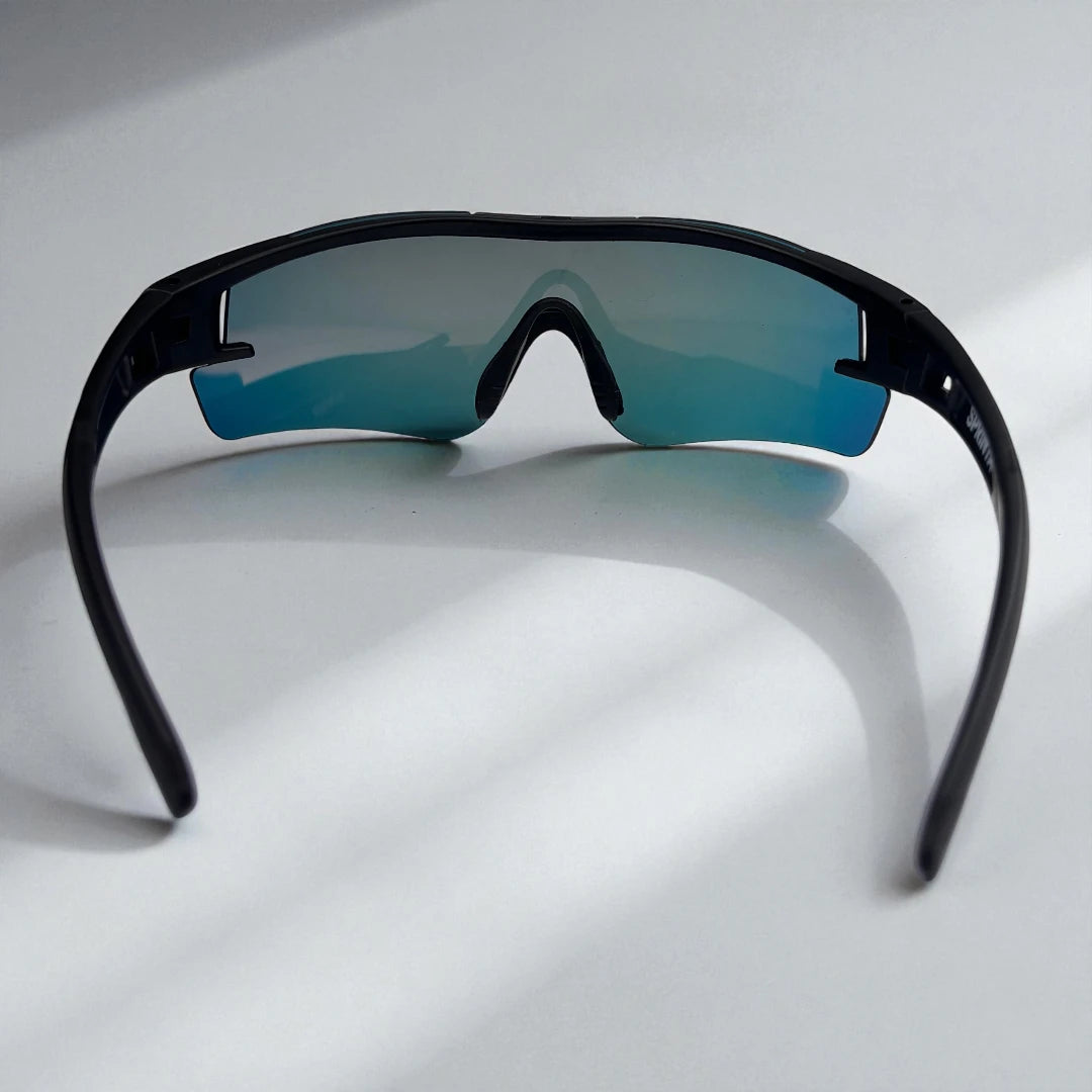 Detaljebillede af Sprinta Performance løbebriller – sort stel med fleksibelt næsestykke og orange spejllinse, der giver maksimal komfort og ventilation under løb og træning.