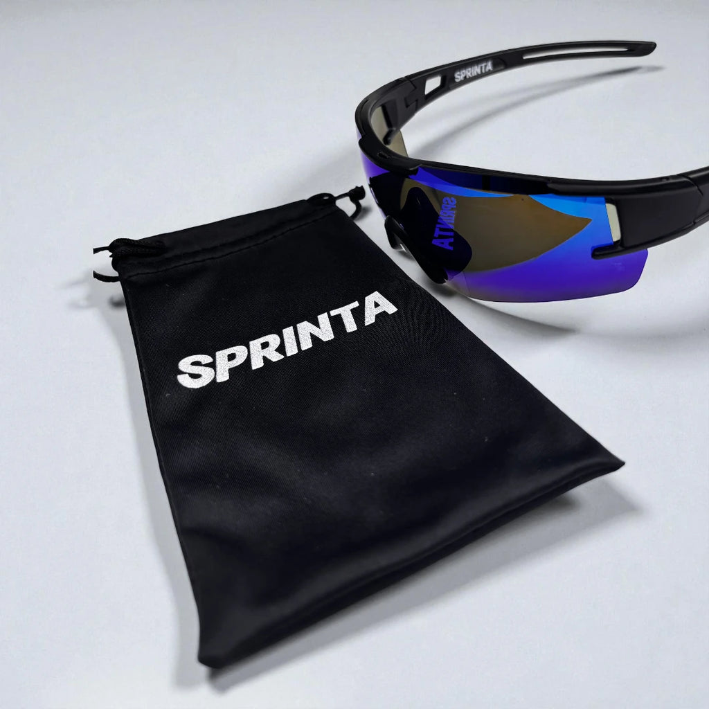 Sprinta Performance løbebriller med etui – lette sports solbriller med blå spejllinse og sort stel, leveres med blødt SPRINTA-etui i stof, perfekt til løb, træning og aktiv livsstil