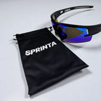Sprinta Performance løbebriller med etui – lette sports solbriller med blå spejllinse og sort stel, leveres med blødt SPRINTA-etui i stof, perfekt til løb, træning og aktiv livsstil