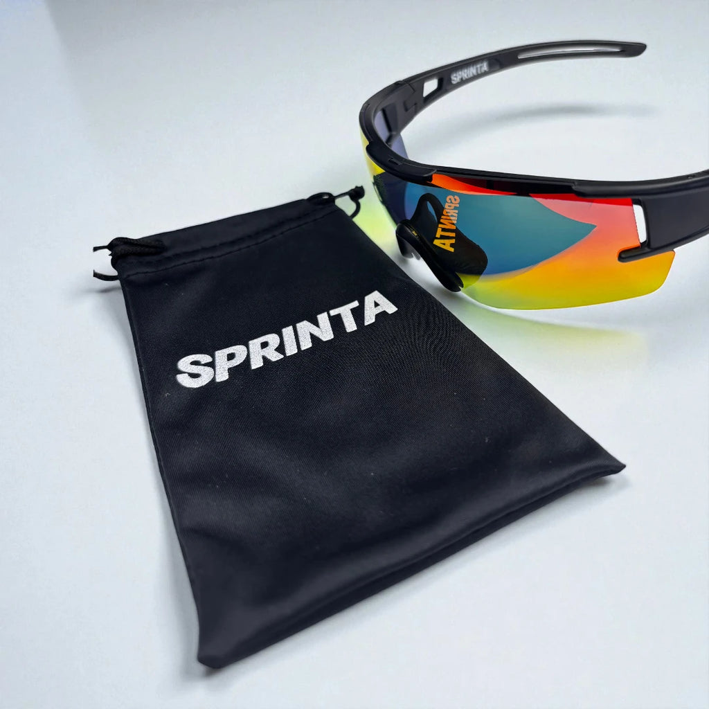 Sprinta Performance løbebriller med etui – sports solbriller med orange spejllinse og sort stel, leveres med blødt opbevaringsetui i stof med SPRINTA-logo, perfekt til løb og træning