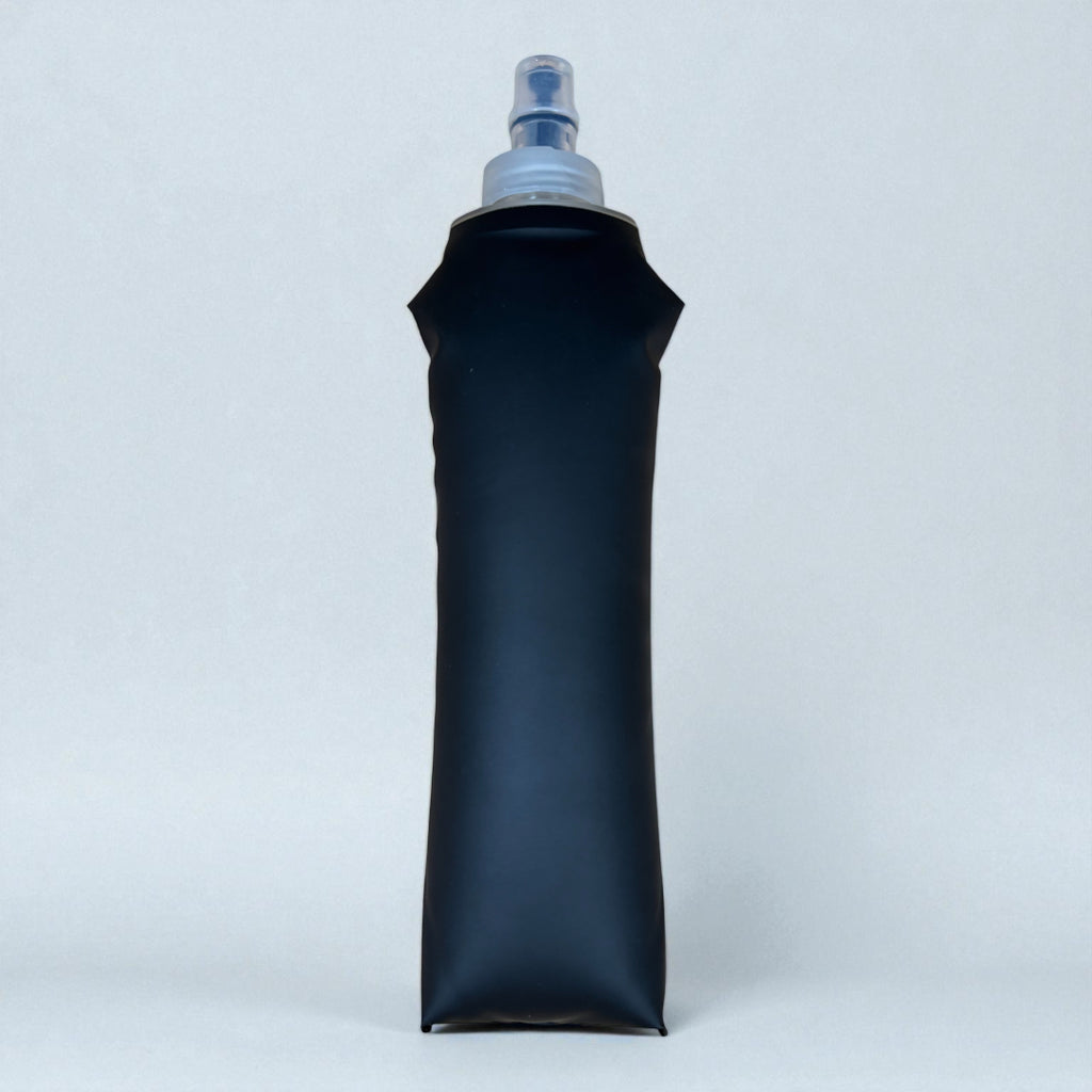 Sprinta Soft Flask 500 ml i sort – fleksibel og let løbedunk fremstillet i genanvendeligt materiale, ideel til løb og træning med blød åbning og fast låg for hurtig og sikker hydrering