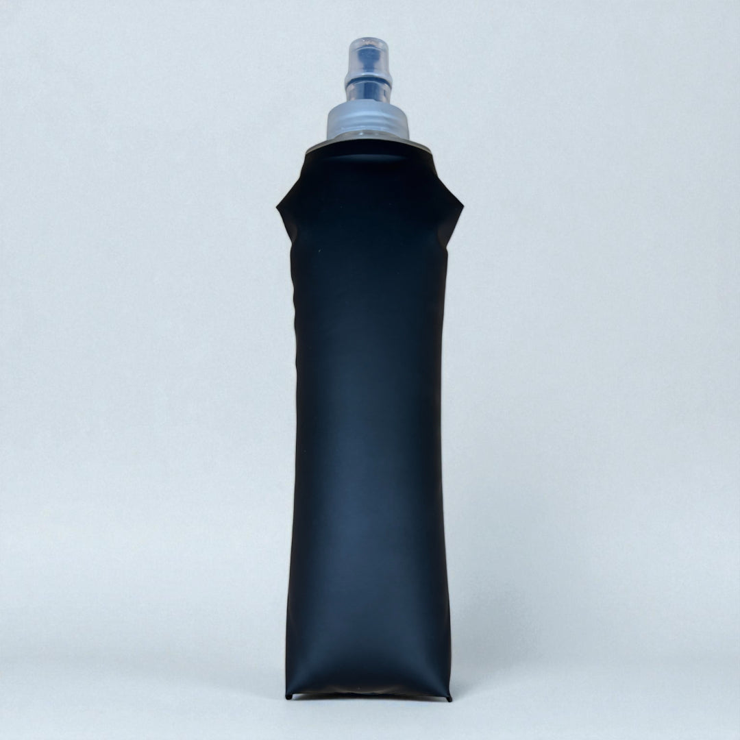 Sprinta Soft Flask 500 ml i sort – fleksibel og let løbedunk fremstillet i genanvendeligt materiale, ideel til løb og træning med blød åbning og fast låg for hurtig og sikker hydrering