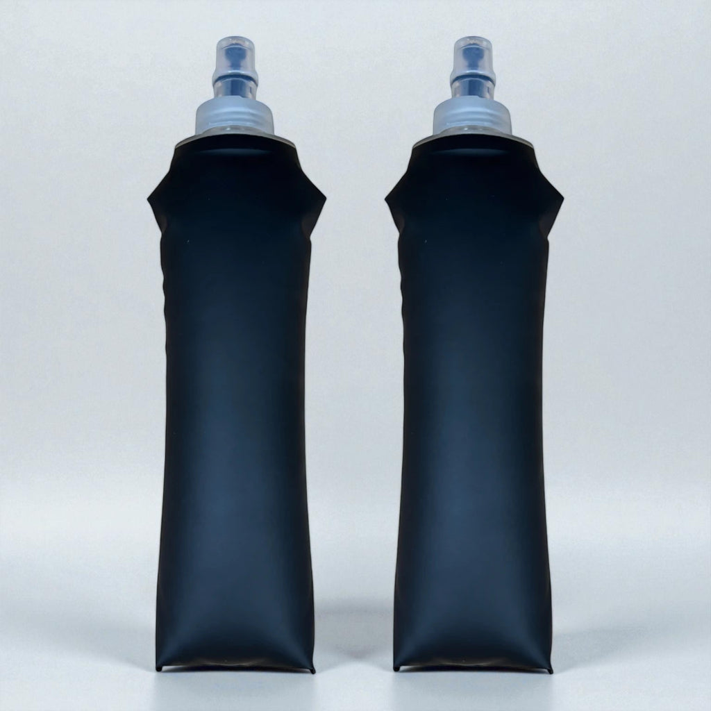 To Sprinta Soft Flask 500 ml i sort – stilrene, fleksible og lette løbeflasker i genanvendeligt materiale, designet til effektiv hydrering med et minimalistisk look