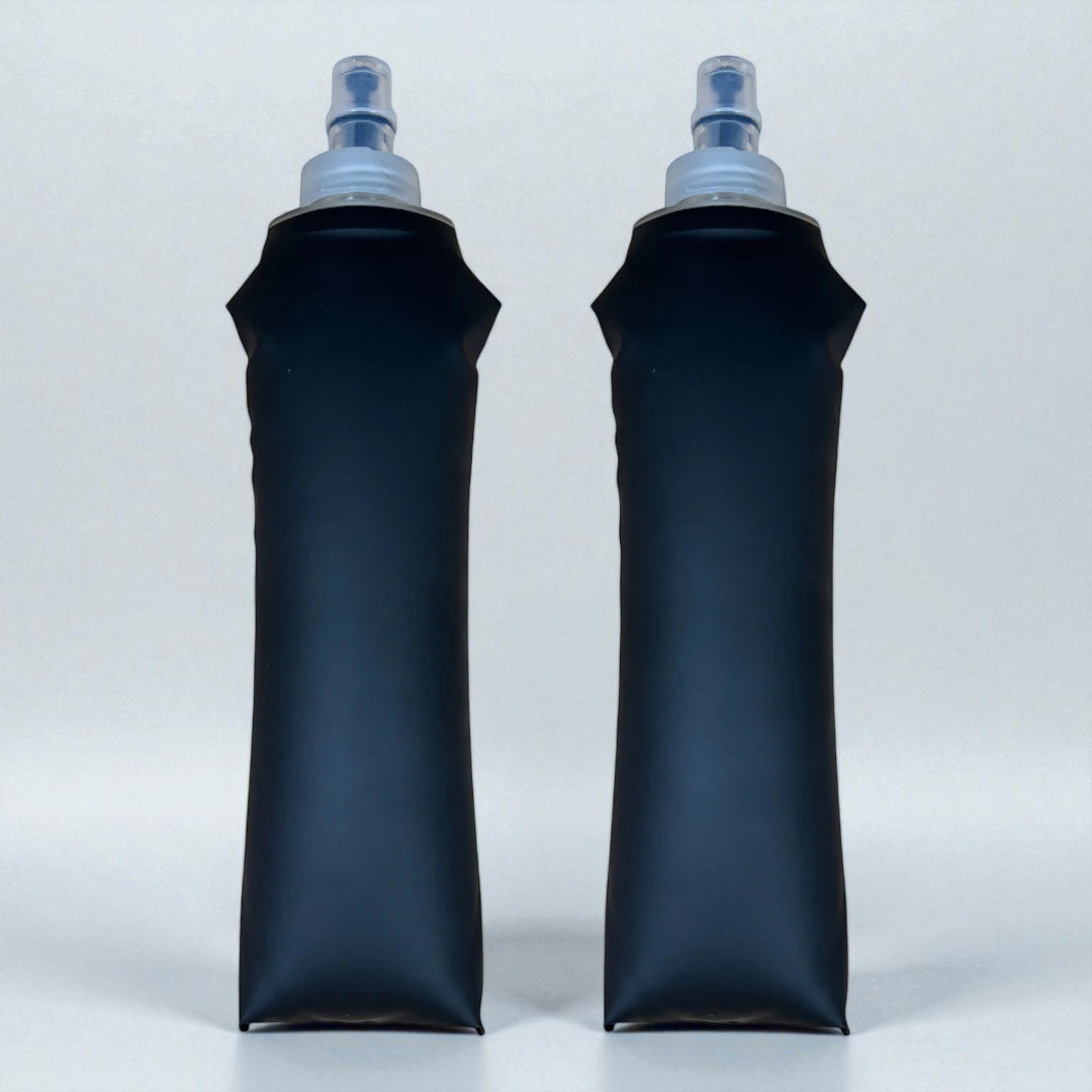 To Sprinta Soft Flask 500 ml i sort – stilrene, fleksible og lette løbeflasker i genanvendeligt materiale, designet til effektiv hydrering med et minimalistisk look