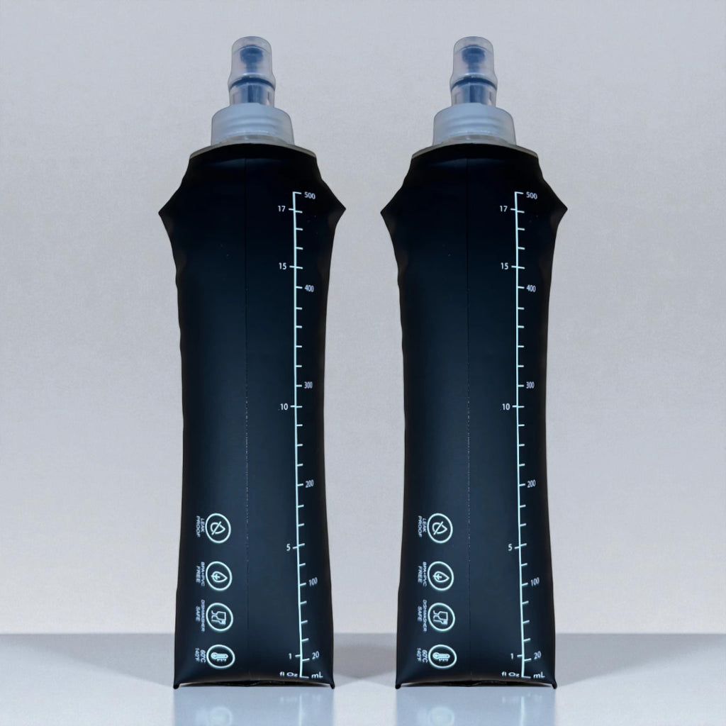 To Sprinta Soft Flask 500 ml i sort med tydelig måleskala og BPA-fri mærkning – lette, fleksible og genanvendelige drikkeflasker designet til optimal hydrering under løb og træning