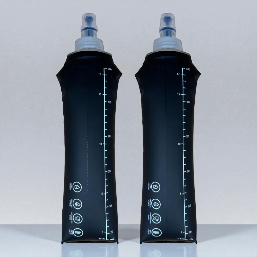 To Sprinta Soft Flask 500 ml i sort med tydelig måleskala og BPA-fri mærkning – lette, fleksible og genanvendelige drikkeflasker designet til optimal hydrering under løb og træning